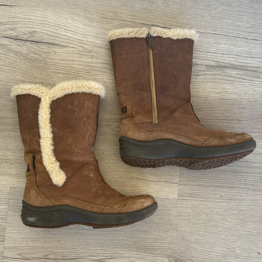 Clarks Brown Winter Boots with Cream Fur Trim Women’s size 7.5